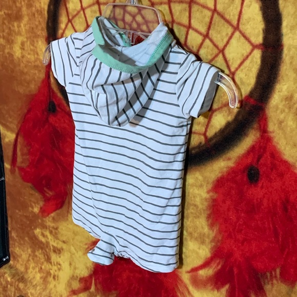 MAX & MARCUS-white/green stripe DINO print short sleeve hooded button one piece - Picture 6 of 9